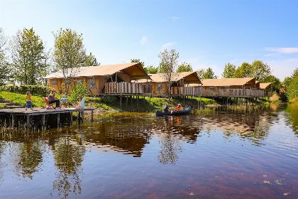 034 Groepsverblijf groepstent   vier luxe 6 pers. glamping tenten (24 personen)