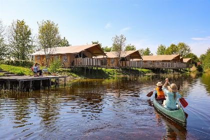 035 Groepsverblijf groepstent   vier luxe 6 pers. glamping tenten (24 personen)