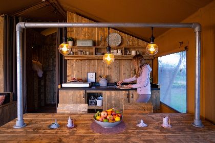 037 Groepsverblijf groepstent   vier luxe 6 pers. glamping tenten (24 personen)