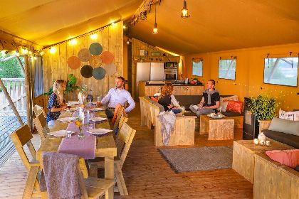 040 Groepsverblijf groepstent   vier luxe 6 pers. glamping tenten (24 personen)