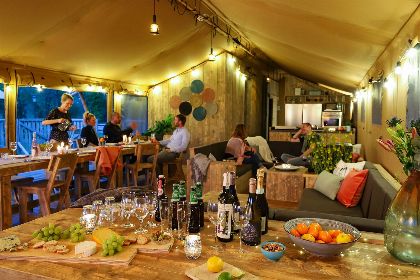 041 Groepsverblijf groepstent   vier luxe 6 pers. glamping tenten (24 personen)