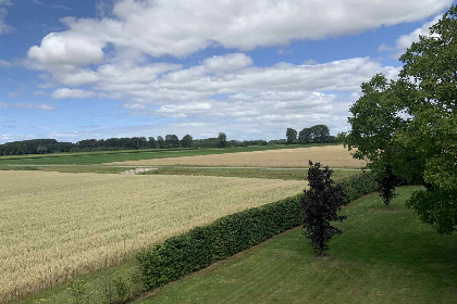 020 Landelijk gelegen 6 persoons vakantiehuis met bubbelbad en grote tuin in Dronten