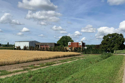 030 Landelijk gelegen 6 persoons vakantiehuis met bubbelbad en grote tuin in Dronten