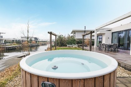 014 Bloem Nr. 591 | 8 Pers. Hottub