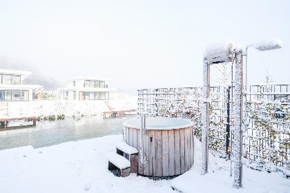 038 Maan Nr. 300 | 10 Pers. Hottub 