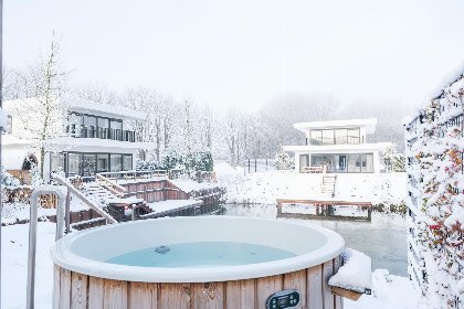 039 Maan Nr. 300 | 10 Pers. Hottub 