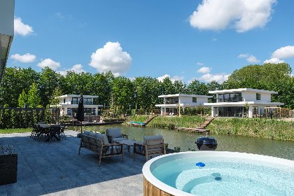 002 Maan Nr. 302 | 10 Pers. Hottub