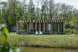 Mooie 4 persoons Lodge een bubbelbad in de tuin nabij Zeewolde in het Horsterwold