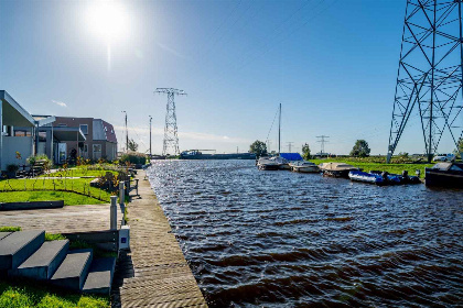 004 Heerlijk en gelijkvloerse 4 persoons vakantielodge aan het water