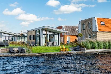 001 Knilles 4p. aan het water