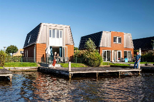 Luxe 6 persoons vakantiehuis aan het water met drie slaapkamers op bovenverdieping