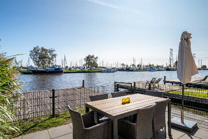 011 Luxe 6 persoons vakantiehuis aan het water met drie slaapkamers op bovenverdieping