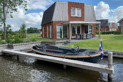 026 Luxe 6 persoons vakantiehuis aan het water met drie slaapkamers op bovenverdieping