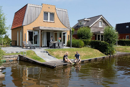 027 Luxe 6 persoons vakantiehuis aan het water met drie slaapkamers op bovenverdieping