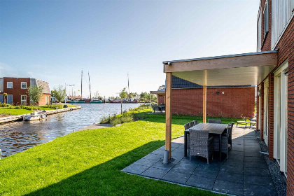 004 Luxe 8 persoons vakantiehuis aan het water op een fijn vakantiepark