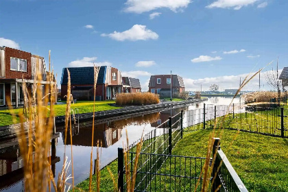 009 Luxe 8 persoons vakantiehuis met bubbelbad aan het water op Recreatiepark Tusken de Marren