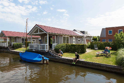 002 Mooi 4 persoons chalet direct aan het water gelegen op recreatiepark Tusken de Marren