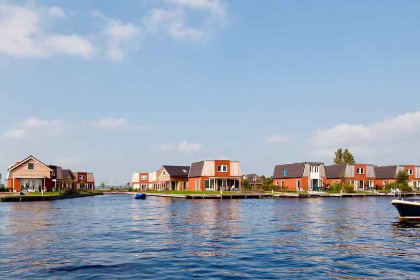 013 Mooi 4 persoons chalet direct aan het water gelegen op recreatiepark Tusken de Marren