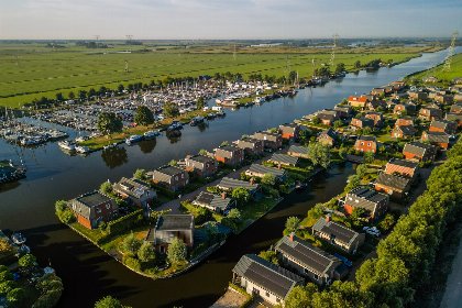 016 Sneekermeer 8p. met jacuzzi 016 Sneekermeer 8p. met jacuzzi