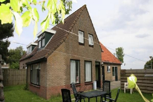 Gelegen in het dorp Buren op Ameland vindt u dit mooi gelegen 6p. vakantiehuis