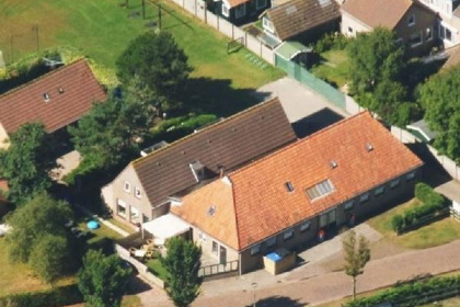 008 Gelegen in het dorp Buren op Ameland vindt u dit mooi gelegen 6p. vakantiehuis