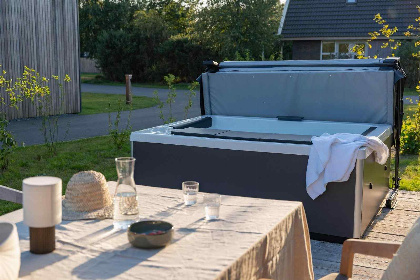 007 Luxe 6 persoons vakantiehuis met bubbelbad en sauna met huisautomatisering in Appelscha