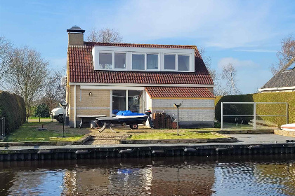 009 Vrijstaande 5 tot 6 persoons bungalow aan het open water op een bungalowpark in Friesland