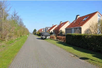 022 Vrijstaande 5 tot 6 persoons bungalow aan het open water op een bungalowpark in Friesland