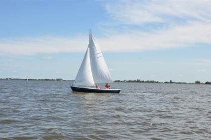 023 Vrijstaande 5 tot 6 persoons bungalow aan het open water op een bungalowpark in Friesland