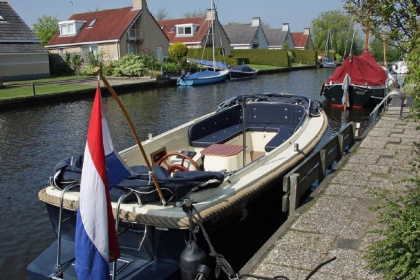 024 Vrijstaande 5 tot 6 persoons bungalow aan het open water op een bungalowpark in Friesland