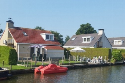 029 Vrijstaande 5 tot 6 persoons bungalow aan het open water op een bungalowpark in Friesland