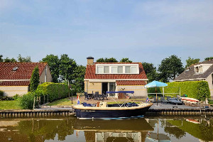 Vrijstaande 5 tot 6 persoons woning aan het open water op een bungalowpark in Friesland