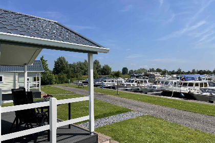 001 Prachtig gelegen 2 persoons chalet aan de jachthaven Kuikhorne