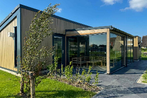 4 persoons Docklodge aan het water met eigen insteekhaven in Delfstrahuizen