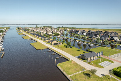 003 4 persoons Docklodge aan het water met eigen insteekhaven in Delfstrahuizen