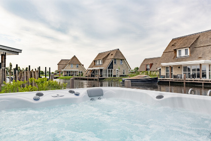 015 4 persoons Docklodge aan het water met eigen insteekhaven in Delfstrahuizen