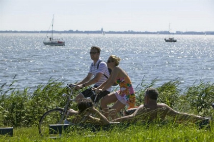 017 4 persoons Docklodge aan het water met eigen insteekhaven in Delfstrahuizen