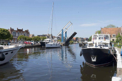 021 4 persoons Docklodge aan het water met eigen insteekhaven in Delfstrahuizen