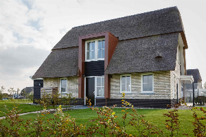 Luxe 10 persoons villa met Finse sauna aan het Tjeukemeer in Friesland