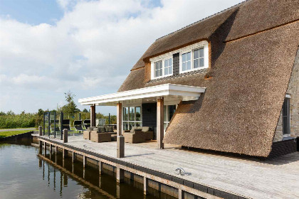 001 Luxe 10 persoons villa met Finse sauna aan het Tjeukemeer in Friesland