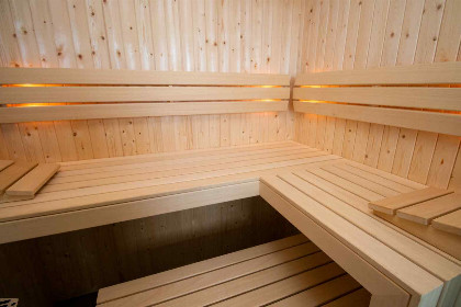 015 Luxe 10 persoons villa met Finse sauna aan het Tjeukemeer in Friesland