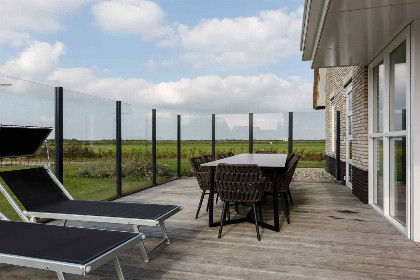 017 Luxe 10 persoons villa met Finse sauna aan het Tjeukemeer in Friesland