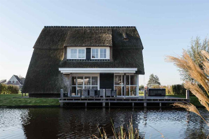 005 Luxe 10 persoons villa met sauna en bubbelbad aan het Tjeukemeer in Friesland