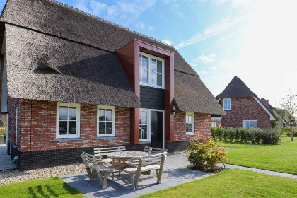 006 Luxe 10 persoons villa met sauna en bubbelbad aan het Tjeukemeer in Friesland