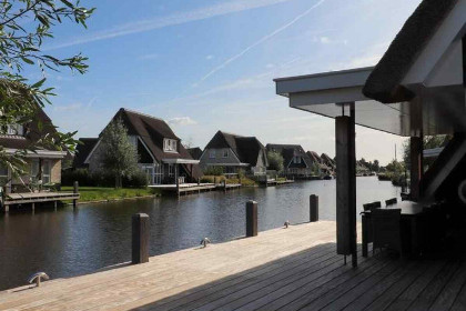 018 Luxe 10 persoons villa met sauna en bubbelbad aan het Tjeukemeer in Friesland