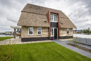 Luxe 12 persoons villa met sauna en bubbelbad aan het Tjeukemeer in Friesland