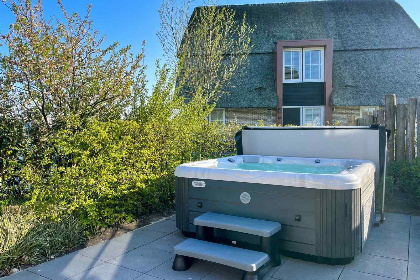 005 Luxe 12 persoons villa met sauna en bubbelbad aan het Tjeukemeer in Friesland