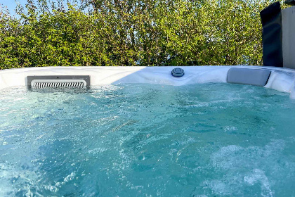 009 Luxe 12 persoons villa met sauna en bubbelbad aan het Tjeukemeer in Friesland