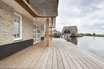 014 Luxe 12 persoons villa met sauna en bubbelbad aan het Tjeukemeer in Friesland