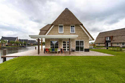 015 Luxe 12 persoons villa met sauna en bubbelbad aan het Tjeukemeer in Friesland